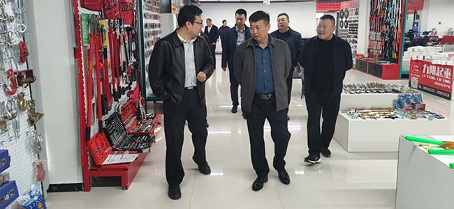 新疆海關考察團到臨沂五金城參觀考察